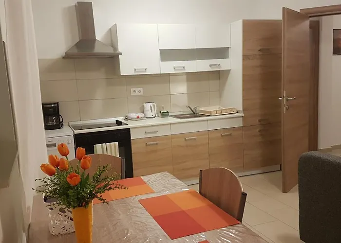 Apartment Orange Brist